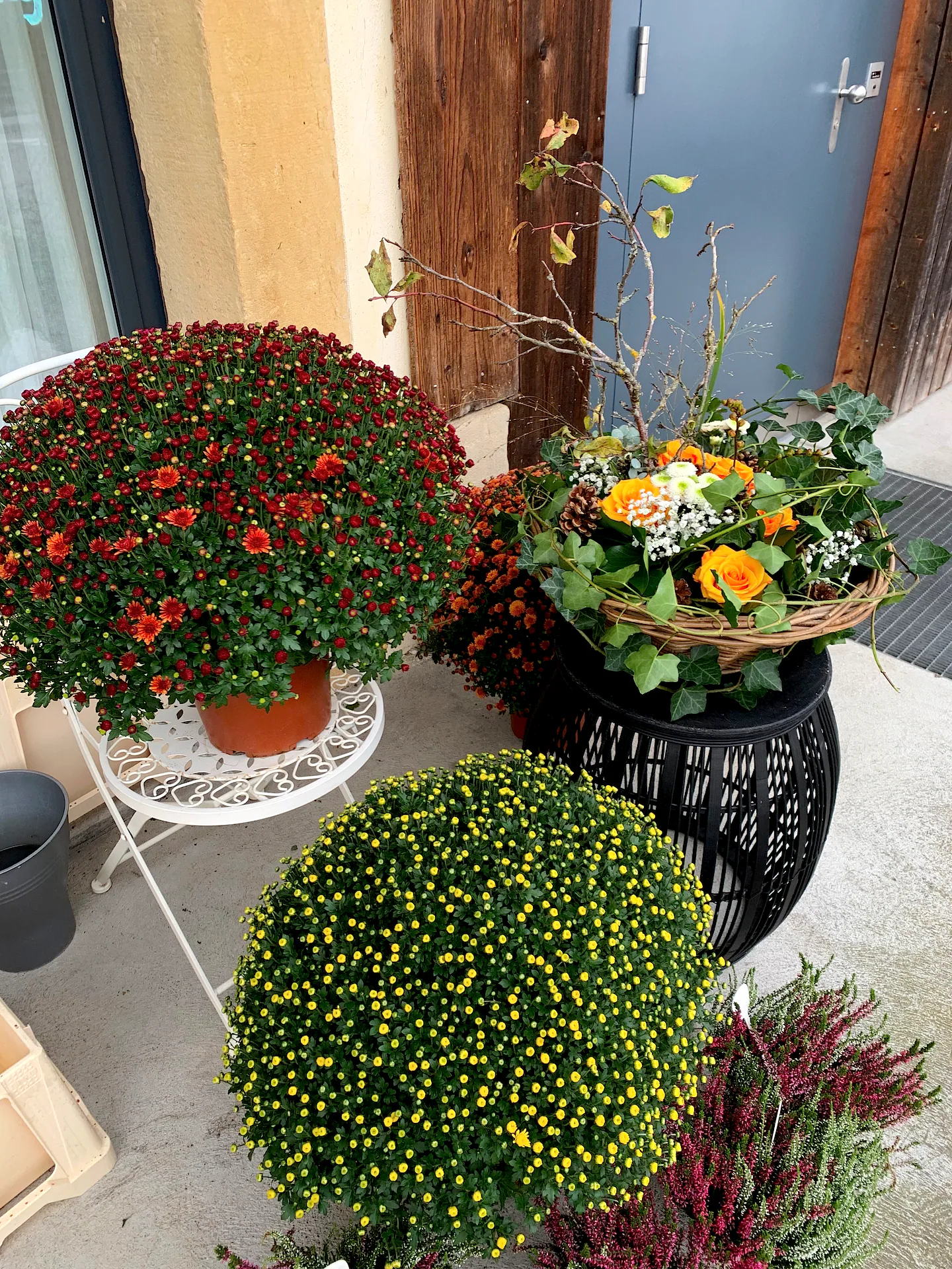 Herbstliches Gesteck von Blumen am Lindenweg (Bild 1)