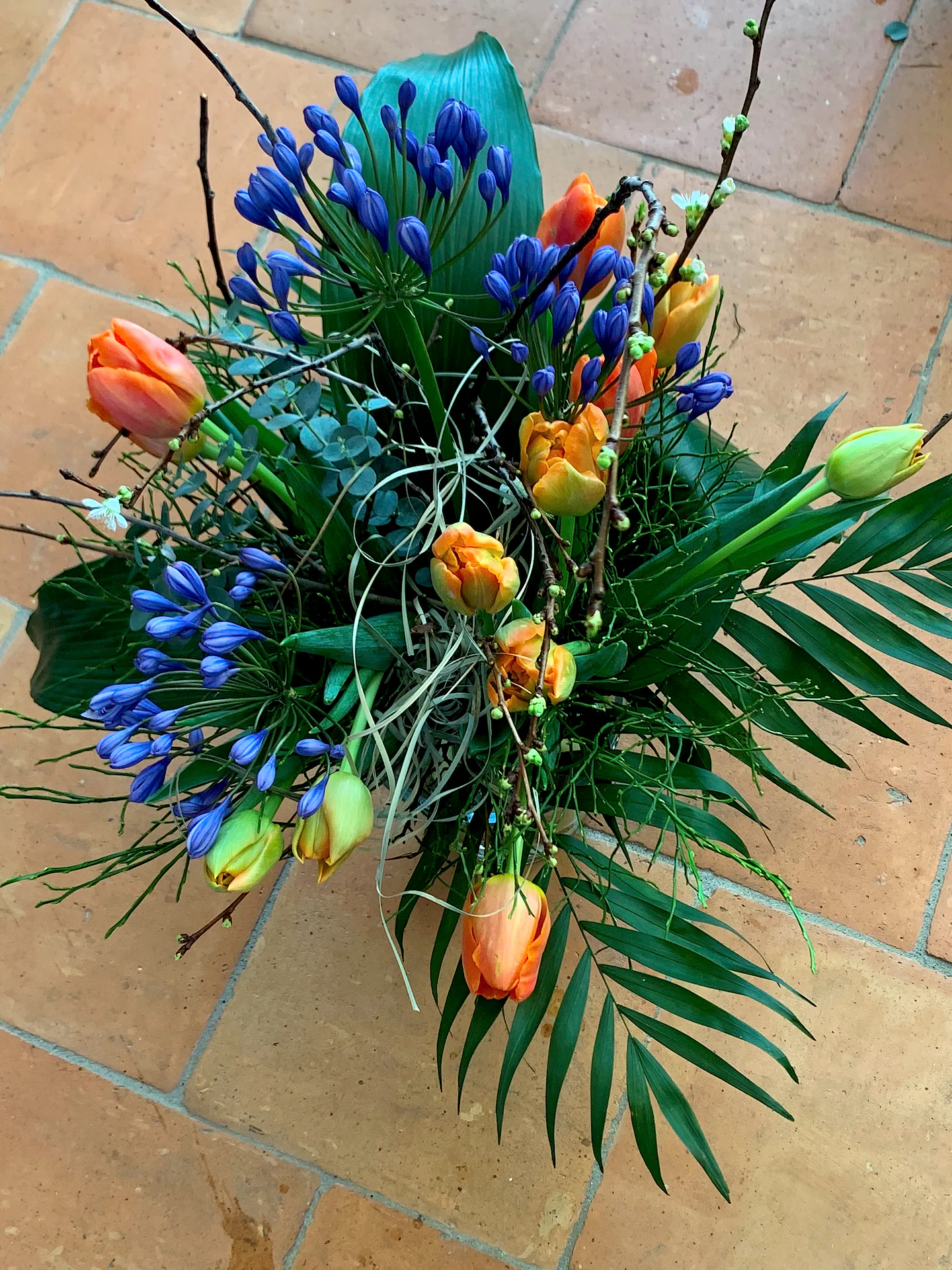 Österliches Gesteck mit Frühlingsblumen von Blumen am Lindenweg (Bild 2)