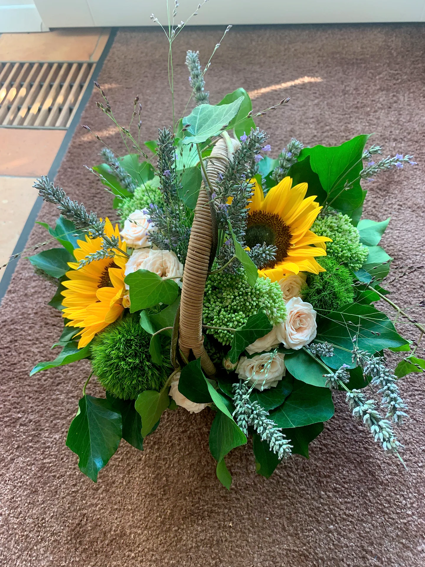Handgebundener Strauss von Blumen am Lindenweg (Bild 6)