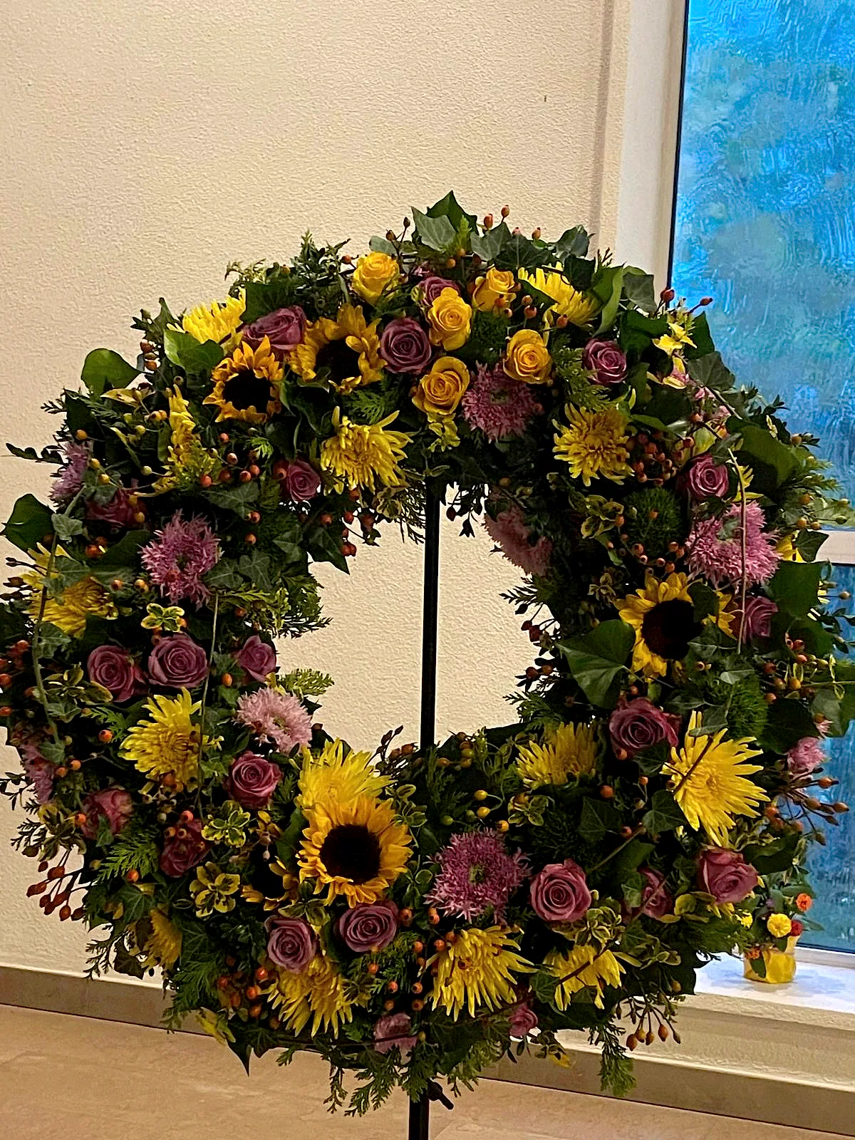 Trauergesteck von Blumen am Lindenweg (Bild 1)