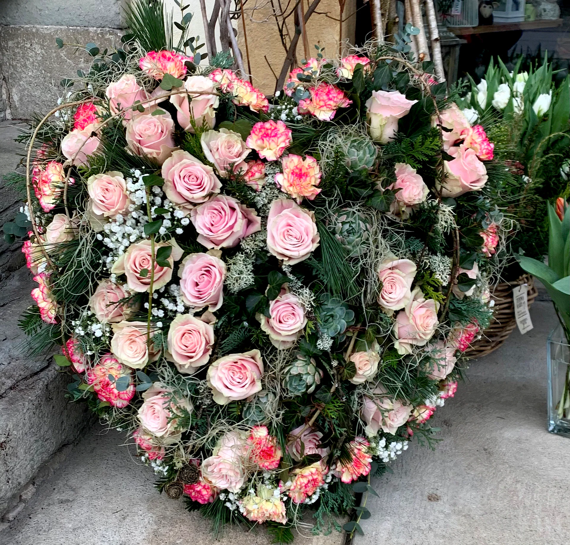 Trauergesteck von Blumen am Lindenweg (Bild 7)