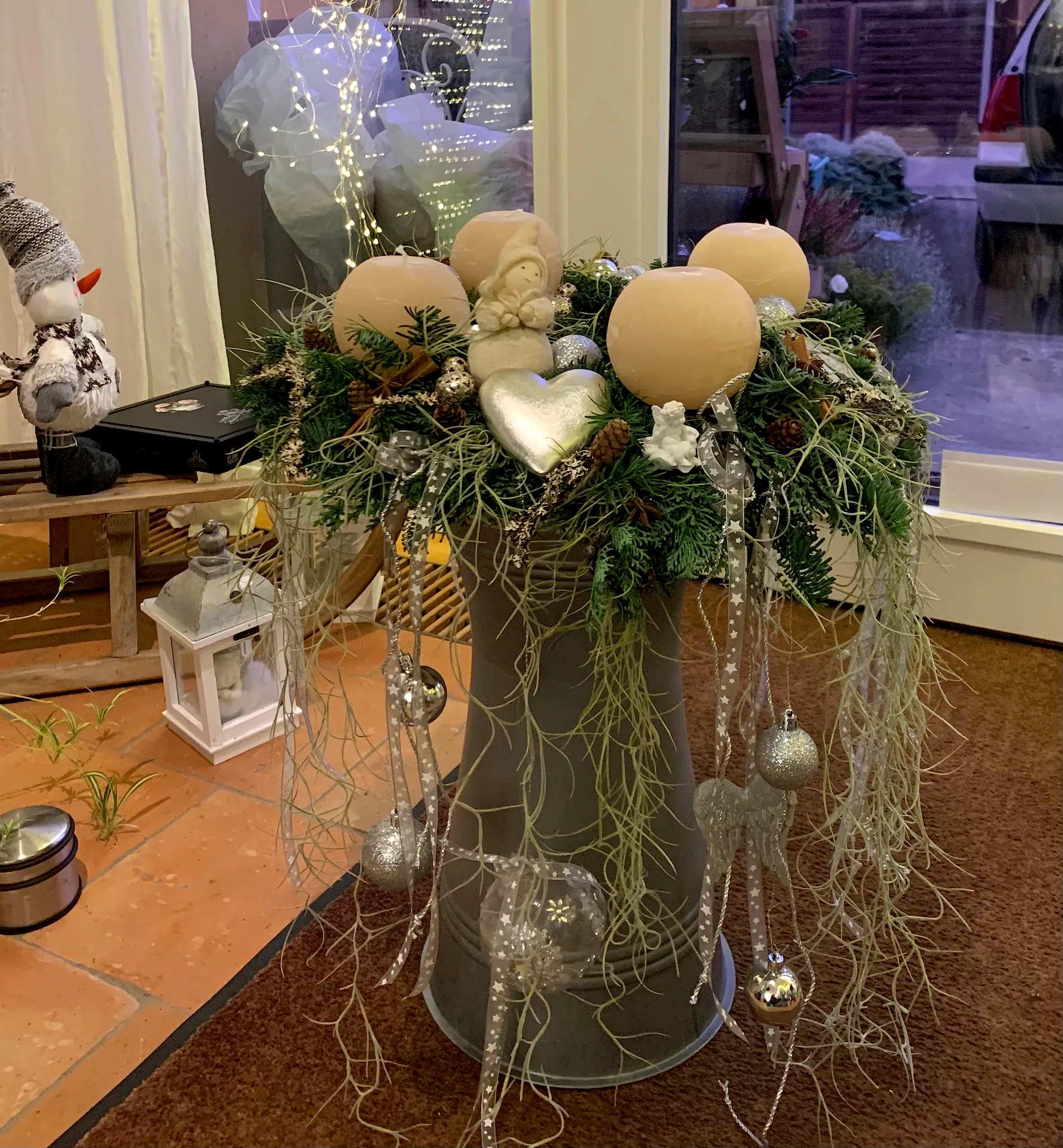Weihnachtliches Gesteck von Blumen am Lindenweg (Bild 3)