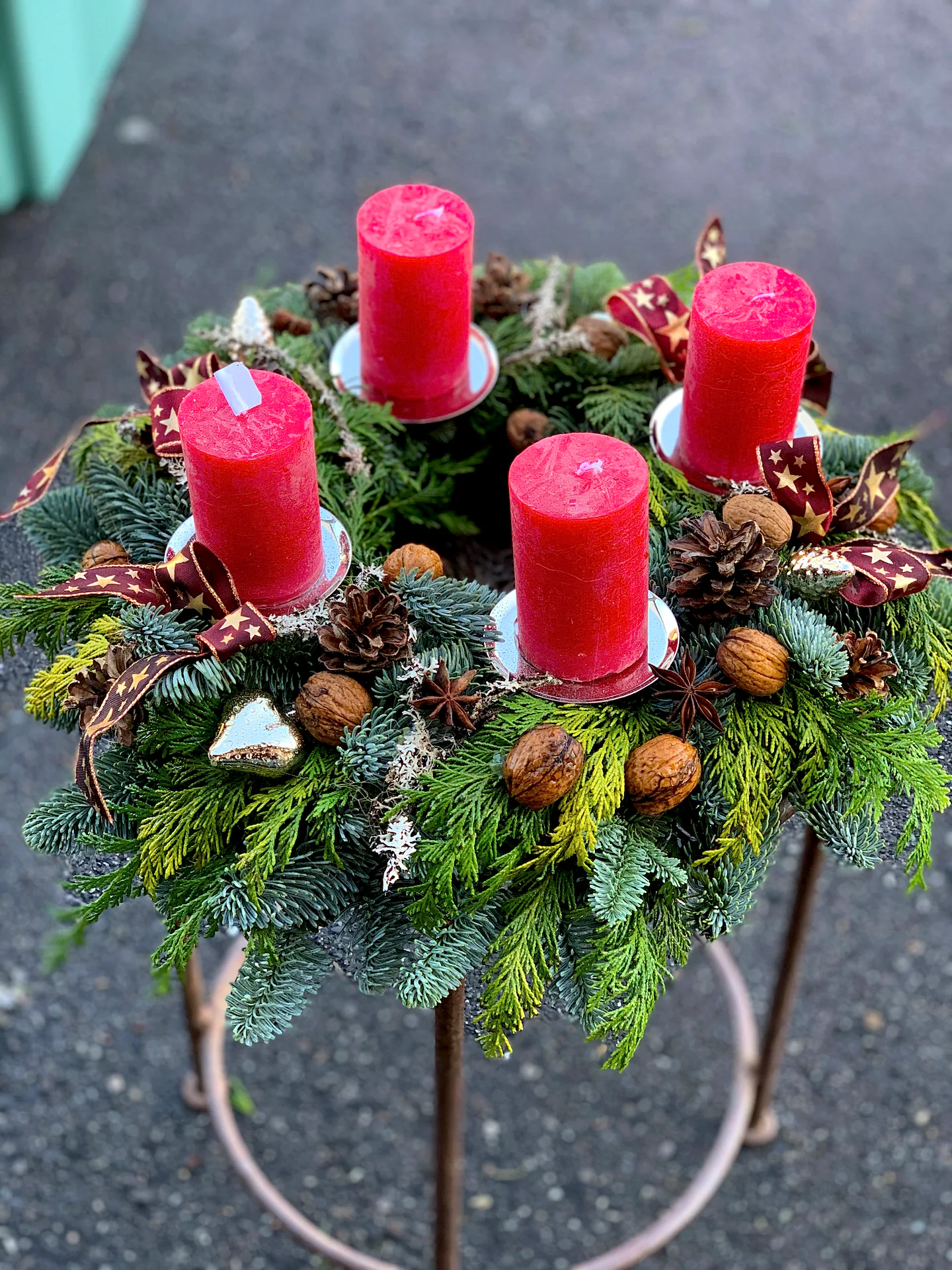 Weihnachtliches Gesteck von Blumen am Lindenweg (Bild 7)